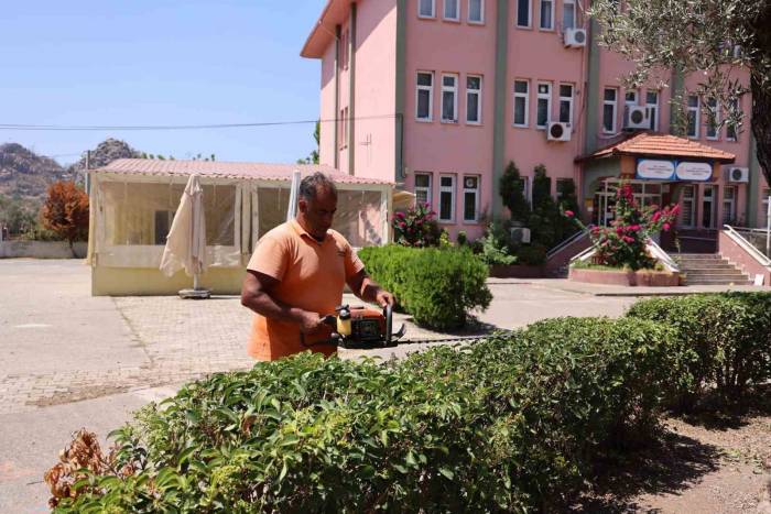 Marmaris’te Okul Bahçeleri Yeni Döneme Hazırlanıyor