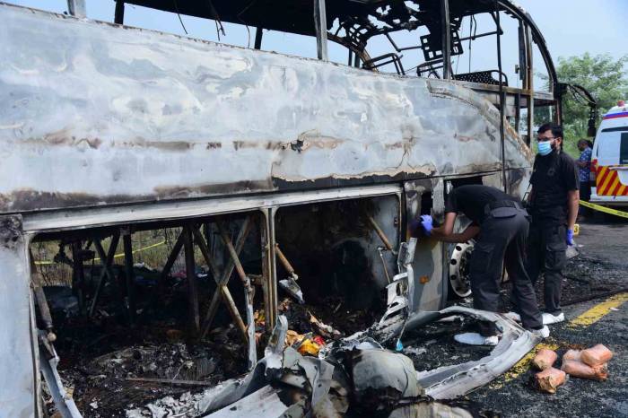 Pakistan’da Kaza Yapan Otobüs Yandı: 20 Ölü, 15 Yaralı