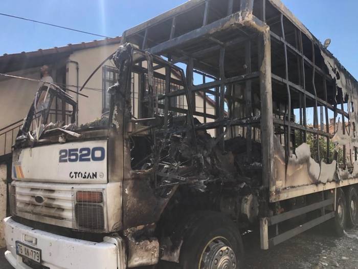 Pendik’te Nakliye Kamyonu Yandı, Alevler Yan Binaya Sıçradı