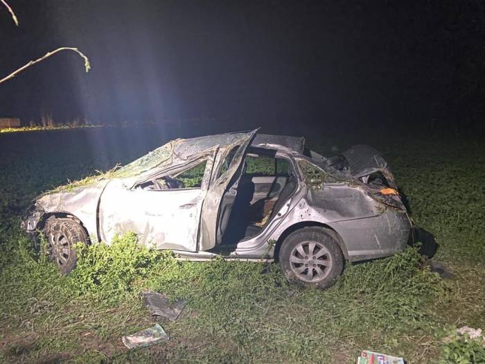 Sivas’ta Takla Atan Otomobil Tarlaya Uçtu: 1’i Ağır 3 Yaralı