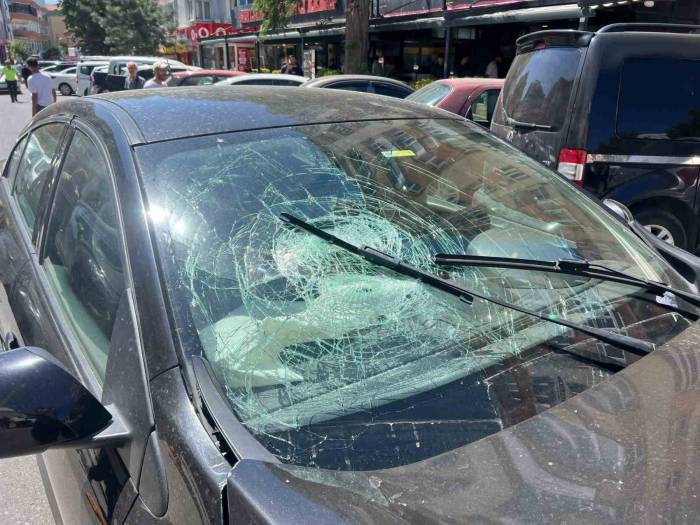 Gaz Pedalı Takılı Kalan Otomobil Dehşet Saçtı