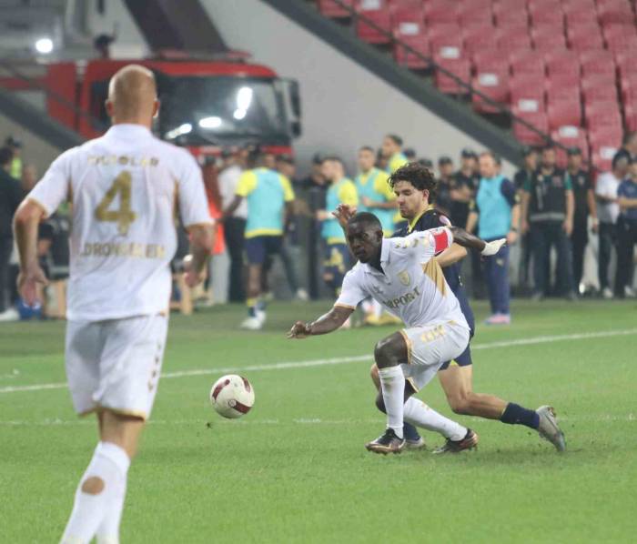 Trendyol Süper Lig: Y. Samsunspor: 0 - Fenerbahçe: 0 (İlk Yarı)