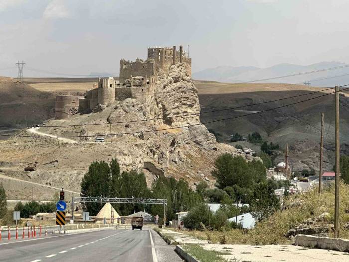 Hoşap Kalesi’nde Restorasyon Çalışmaları Devam Ediyor