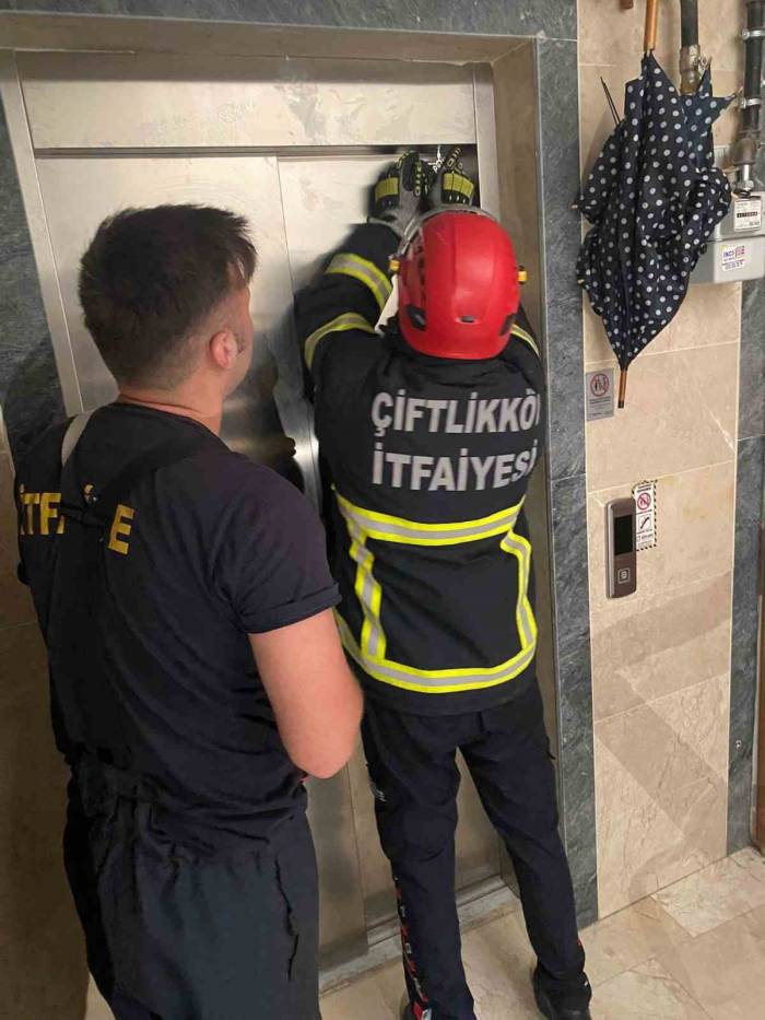 Yalova’da Asansörde Mahsur Kalan 5 Kişi Kurtarıldı