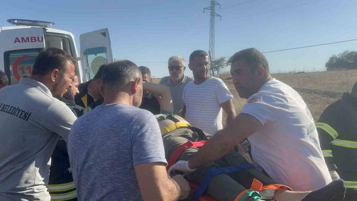 Karşı Şeride Geçen Kamyon Devrildi, Sürücü Aracın İçinde Sıkıştı