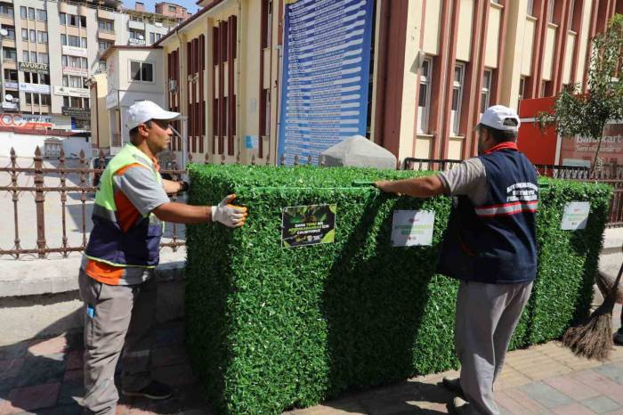 Çöp Konteynerleri Suni Çim İle Kaplanıyor