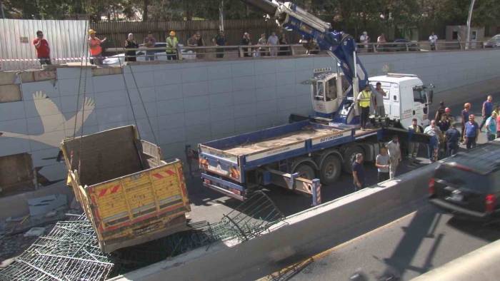 Freni Boşalan Kamyon, Ticari Aracın Üstüne Uçtu