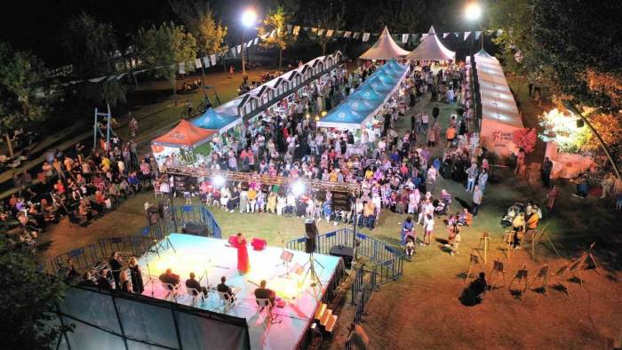 Kadınlar El Emeği Göz Nuru Eserlerini Sergiledi