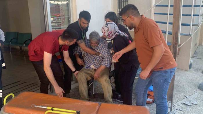 Tedavi Sonrası Hastane Bahçesinde Kalan Yaşlı Adam Bakım Merkezine Götürüldü