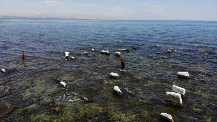 Van Gölü’nde Sular Çekildi, Asırlık Toplu Mezar Alanı Ortaya Çıktı