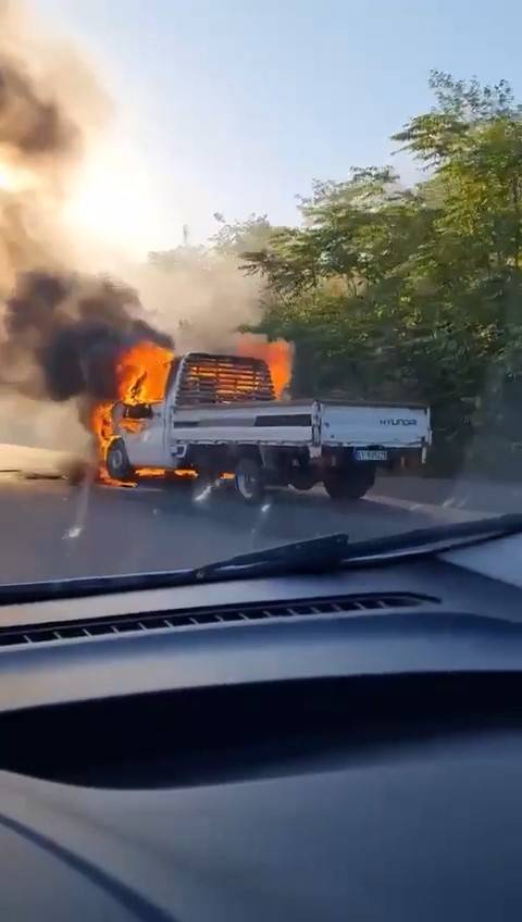 Arıza Yapan Kamyonet Alev Alev Yandı