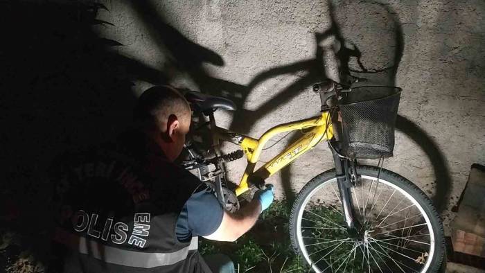 Çalınan Bisikleti Bulan Polis Sahibine Teslim Etti