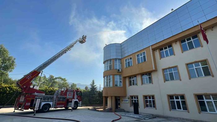 Okulda Çıkan Yangın Korkuttu