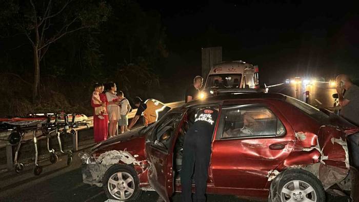 4 Aracın Karıştığı Zincirleme Kazada 6 Kişi Yaralandı