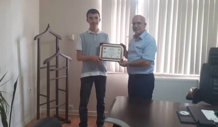 Emet’te Hafızlık Eğitimini Tamamlayan Öğrenciye Hafızlık Belgesi