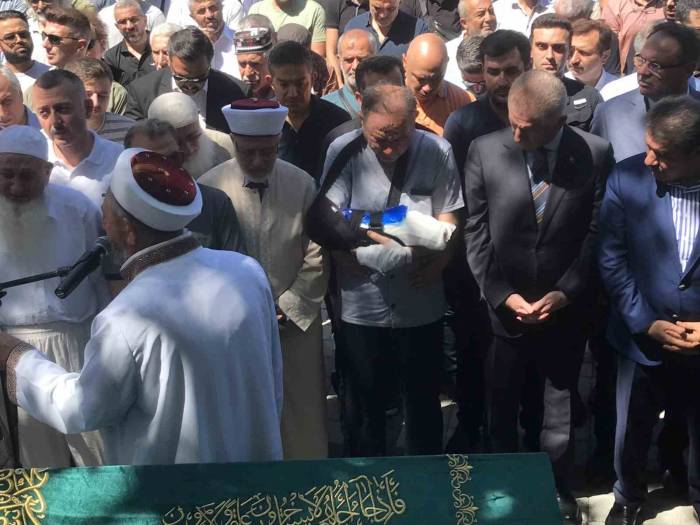 Kadıköy’de Yangında Balkondan Atlayarak Hayatını Kaybeden Hatice Arslan Son Yolculuğuna Uğurlandı