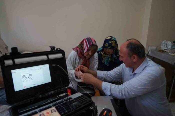 Yatalak Hastalar Ve Yaşlıların Kimlik Değişimi Evlerinde Yapılıyor