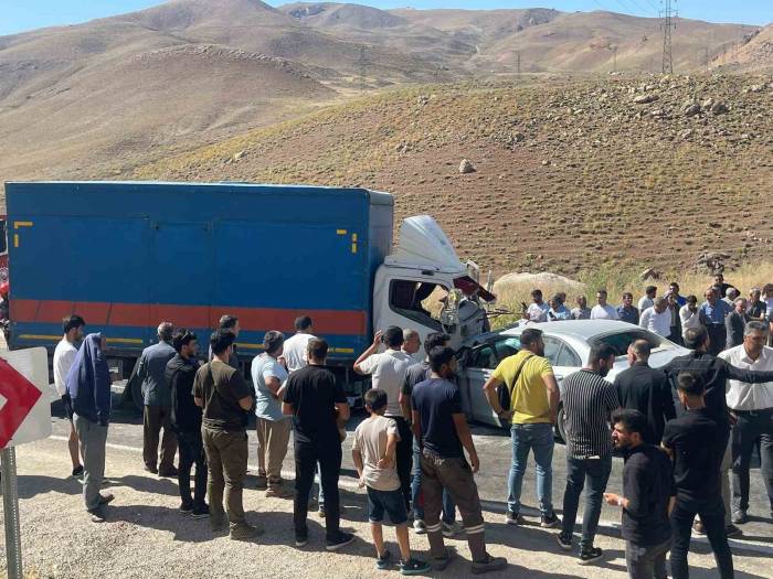 Otomobille Kamyonet Çarpıştı: 2 Ölü, 2 Yaralı