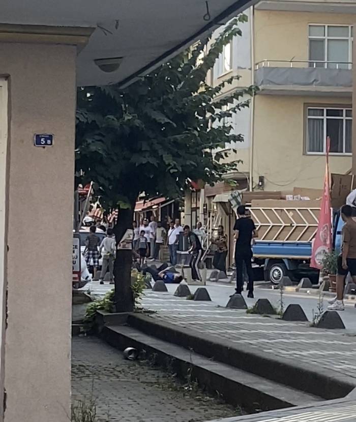 Zabıta İle Karton Toplayıcıları Arasında Tekmeli Yumruklu Kavga Kamerada