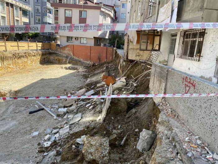 Küçükçekmece’de İstinat Duvarı Çöktü, 2 Bina Tahliye Edildi