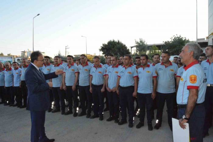 Vali Kızılkaya İlk Mesaisini Temizlik İşçileri Ve İtfaiye Erleriyle Yaptı