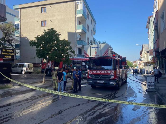 Sultanbeyli’de İki Katlı Binanın Çatısı Alev Alev Yandı