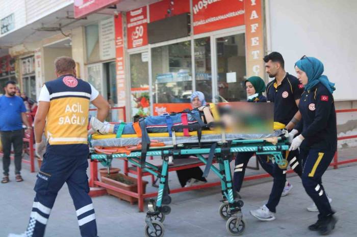 Birinci Kattan Atlayan Genç Kız Yaralandı