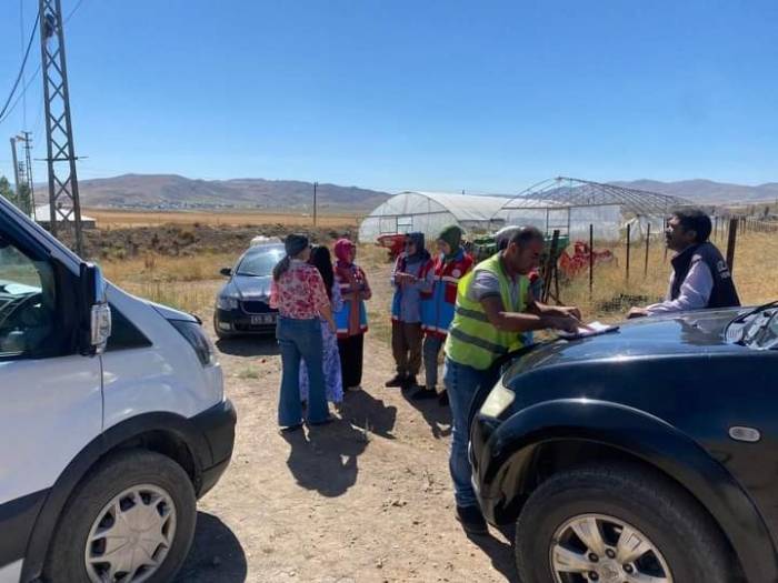Özalp Belediyesi, Seralarda Ürettiği Ürünleri İhtiyaç Sahiplerine Dağıttı