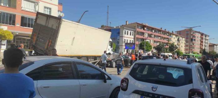 Yozgat’ta Freni Patlayan Kamyon 8 Araca Çarptı, 3 Kişi Yaralandı