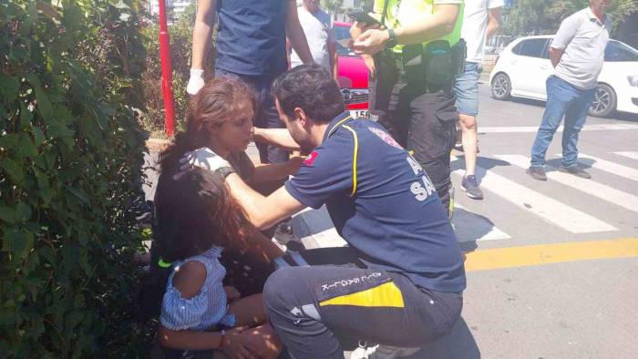 Motosiklet Yolun Karşısına Geçmeye Çalışan Yayalara Çarptı; 4 Yaralı