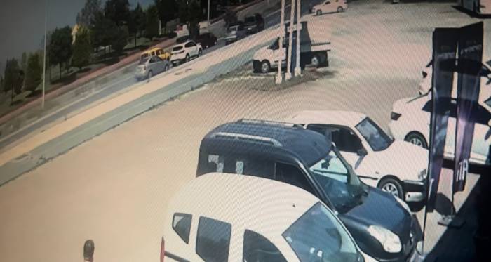 Yol Ortasında Durup Kavga Eden Sürücüler Kazaya Neden Oldu
