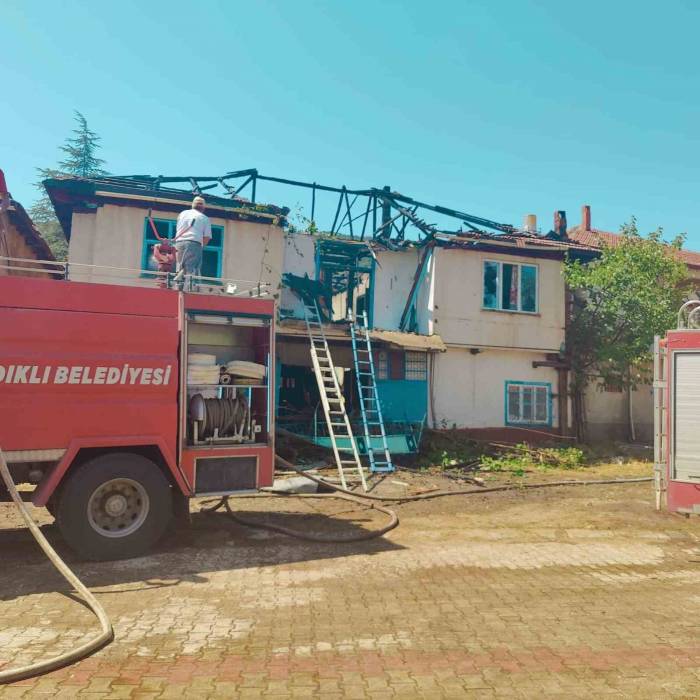 Çatıda Çıkan Yangın Sonrası Ev Kullanılamaz Hale Geldi