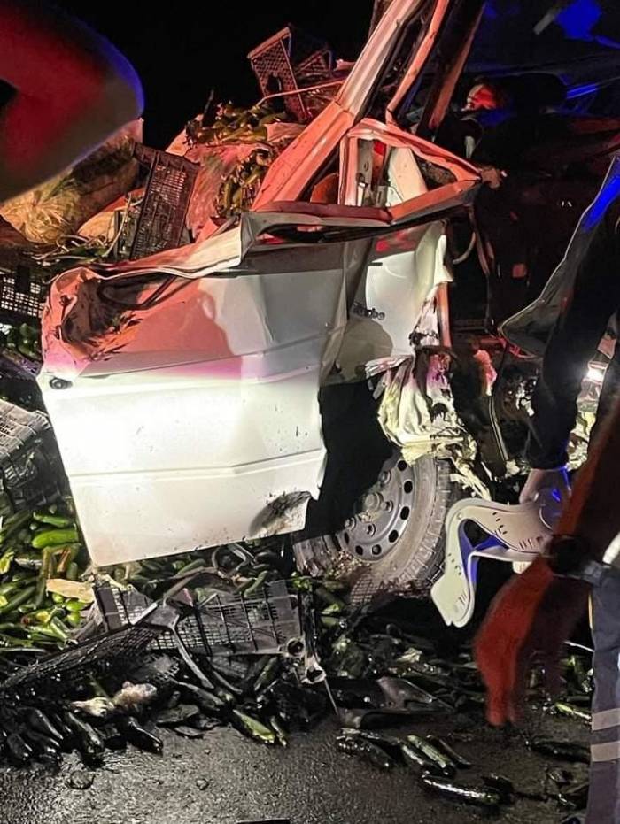 Otobüse Çarpan Pikap Paramparça Oldu: 2 Yaralı