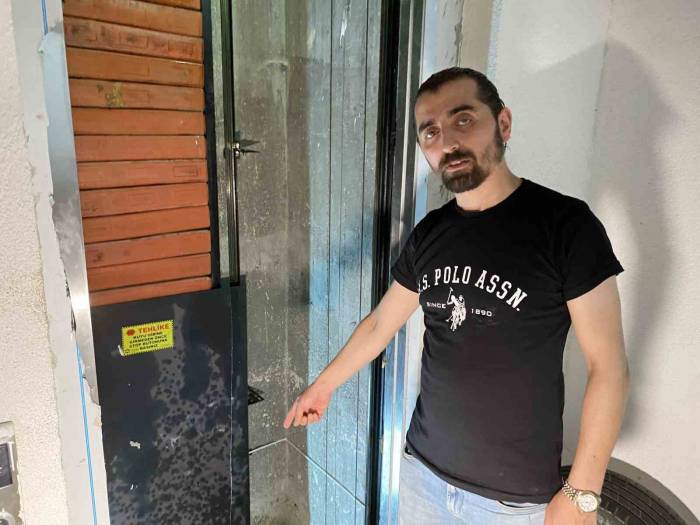 Bağcılar’da Binaların Altından Temele Sızan Su Mahalleliyi Tedirgin Ediyor