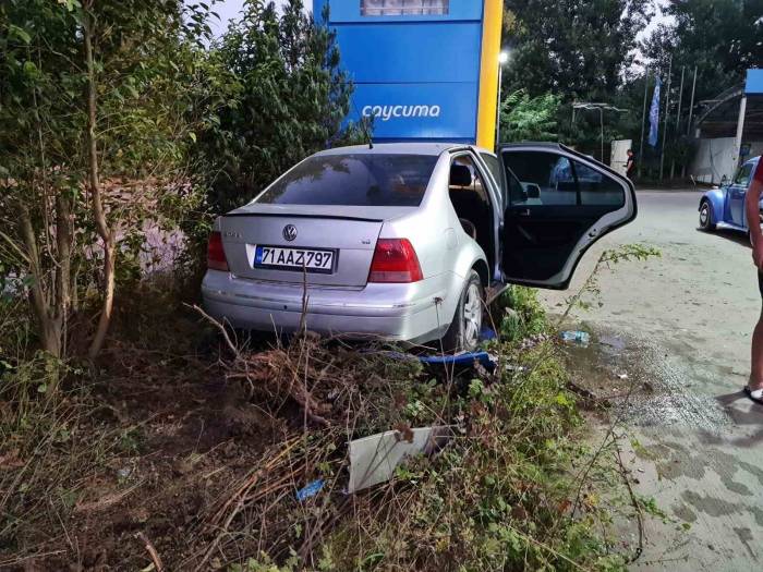 Otomobil Akaryakıt İstasyonun Panosuna Çarptı