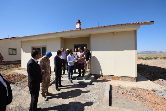Vali Usta, Karlıova’daki Deprem Konutlarını İnceledi