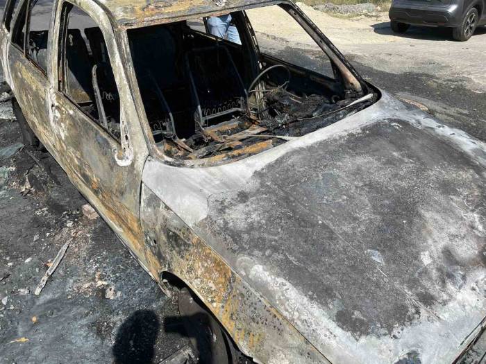 Büyükçekmece’de Park Halindeki Araç Yandı