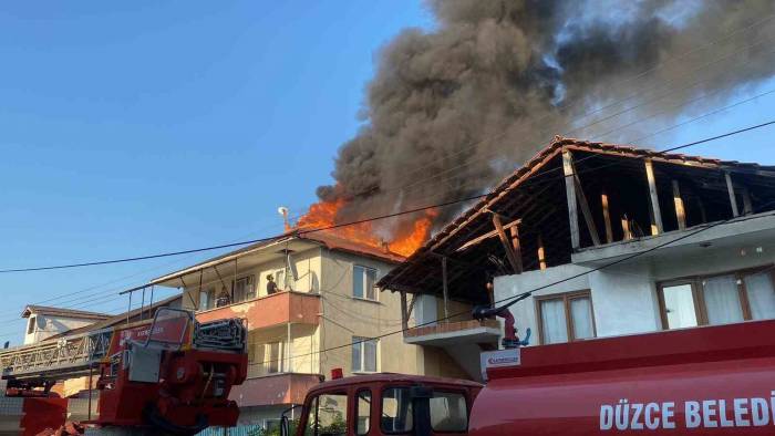 Düzce’de Çıkan Yangında Metruk Ev Ve İki Binanın Çatısı Yandı