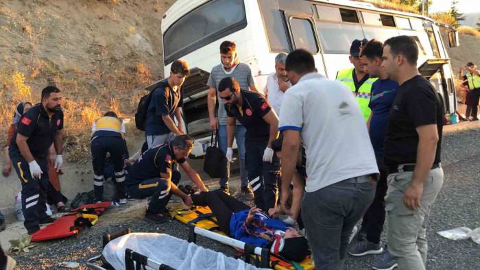 Elazığ’da Tekeri Patlayan Midibüs Su Kanalına Düştü: 13 Yaralı