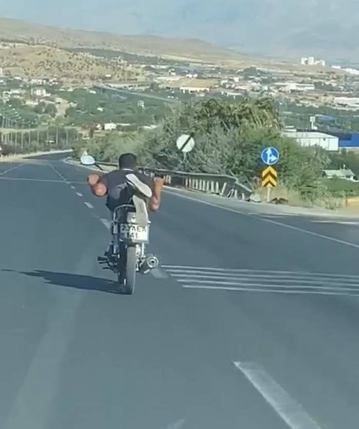 Canını Hiçe Saydı, Motosikleti Yatarak Sürdü: O Anlar Kamerada