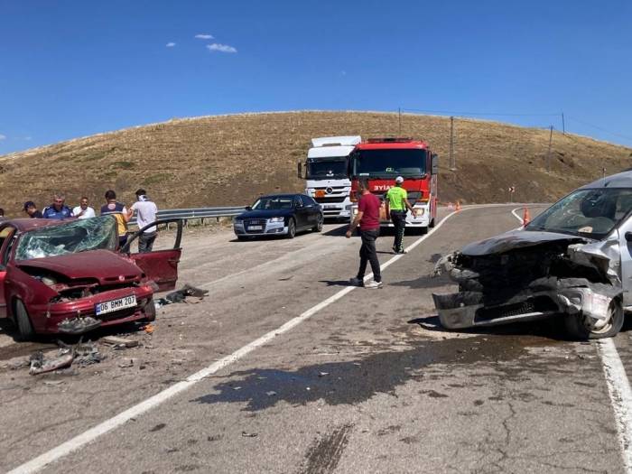 Erzurum-bayburt Karayolunda Kaza; 4’ü Ağır 8 Yaralı