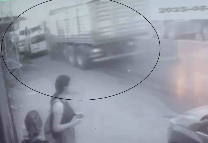 Kamyonun Tıra Çarpıp, Park Halindeki Araçları Biçtiği Anlar Kamerada