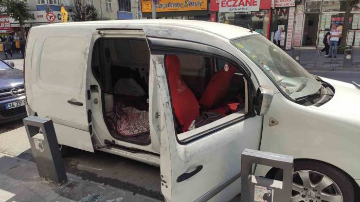 Sultangazi’de Aynı Yöntem İle 2 Aracın Camını Patlatan Hırsızlar 75 Bin Lira Değerinde Ses Sitemlerini Çaldı
