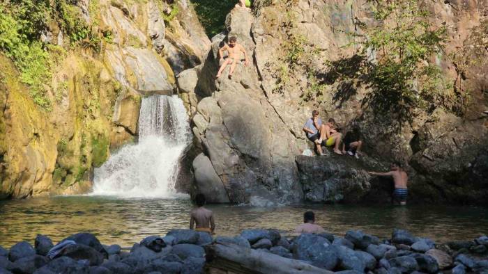 Sıcaklık 40 Dereceye Çıktı, Vatandaş Derede Serinledi