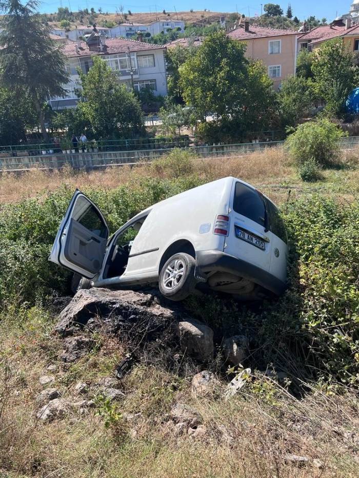 Şarampole Uçan Kamyonet Sürücüsü Yaralandı