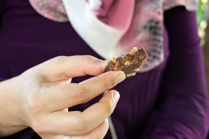 Kayseri’de Şok Olay: Aldığı Helvanın İçinden Hızma Çıktı, Yerken Dişi Kırıldı