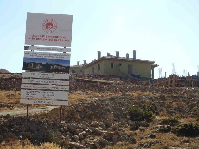 Depremzedeler İçin Yapılan Köy Evlerinin İnşası Devam Ediyor
