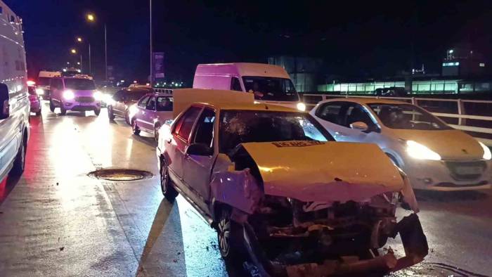 Kocaeli’de Otomobil, Kırmızı Işıkta Duran Araca Çarptı: 1 Yaralı