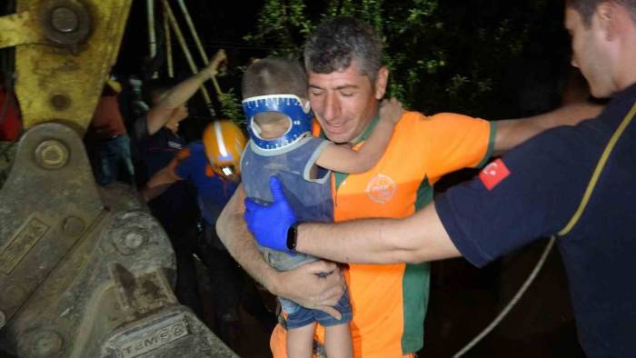 Isparta’da Sondaj Kuyusuna Düşen Çocuk 5 Saatlik Çalışma İle Kurtarıldı