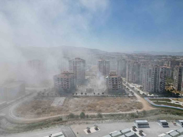 Evlerinin Patlayıcı İle Yıkılmasını Gözyaşları İçinde İzlediler